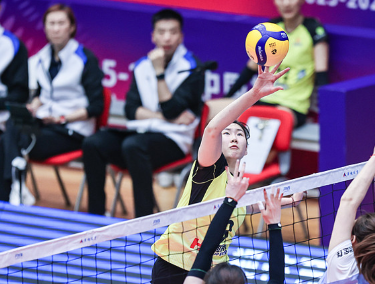 两战轰47分夺牌！中国女排19岁扣高3米15新星崛起：追赶李盈莹？